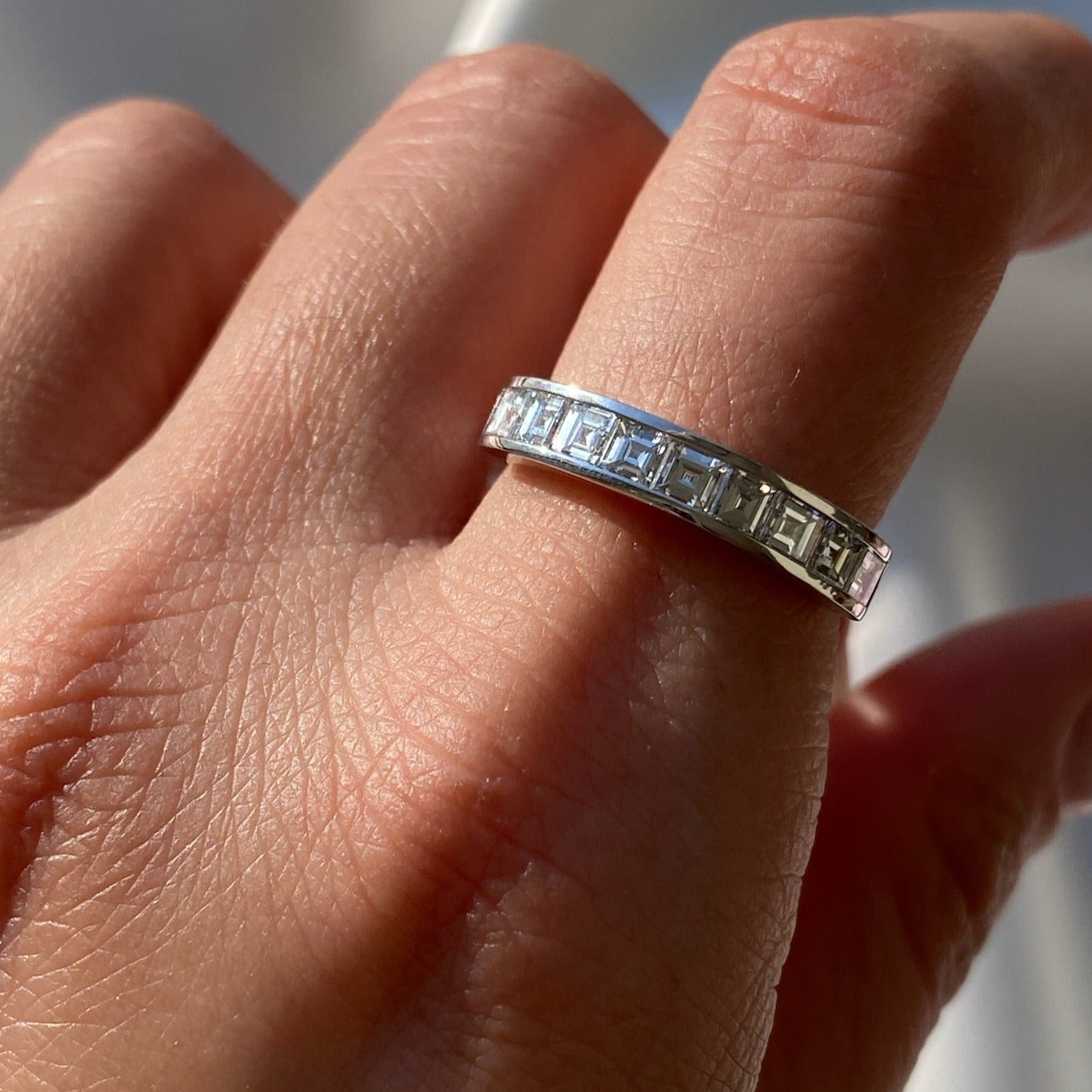 Carre White Bezel Band